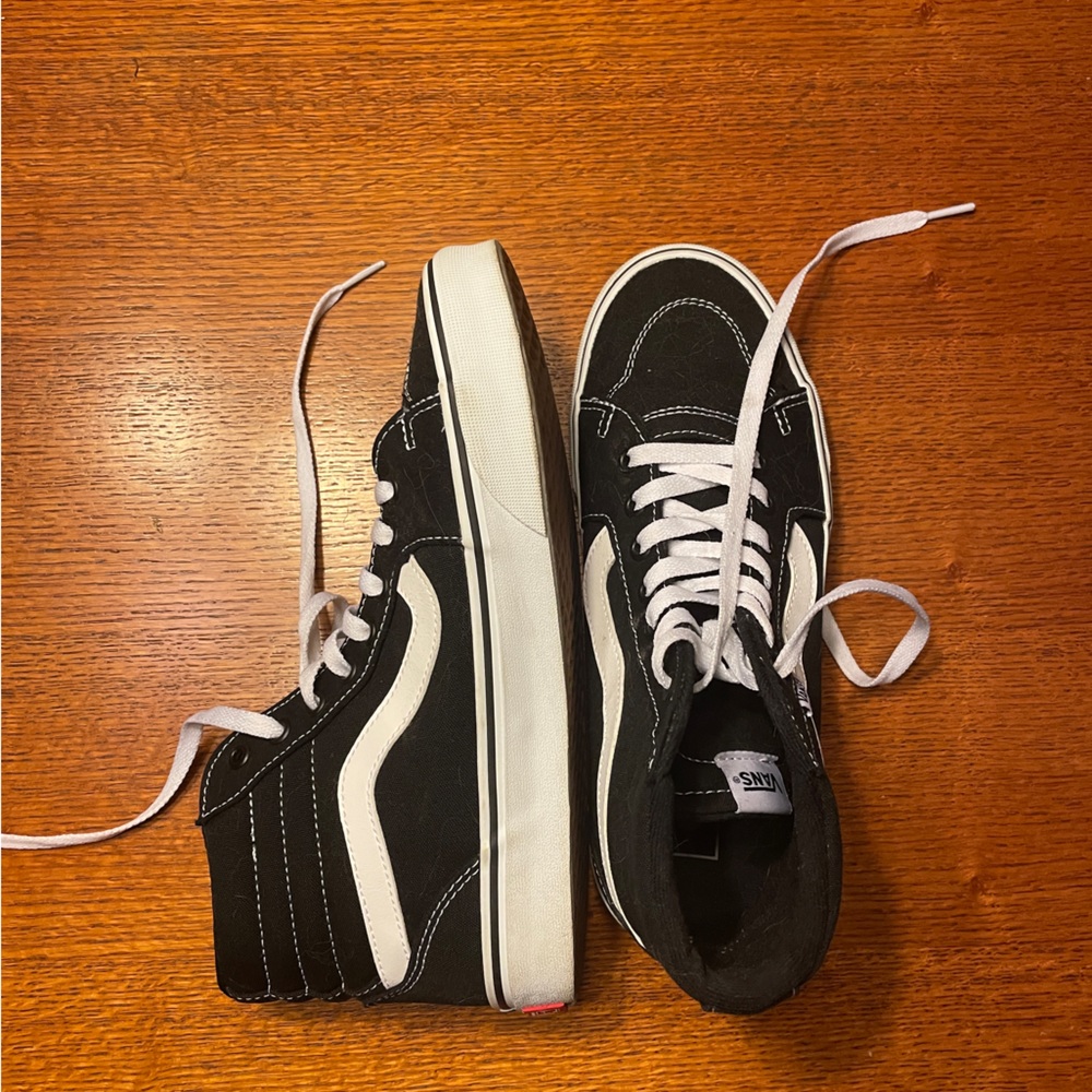 Size 9 women’s EUC HI TOP VANS